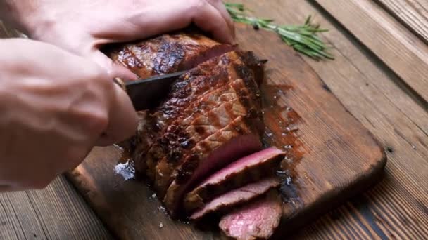 Chef com cortes de faca vintage de bife grelhado na placa de corte rústico — Vídeo de Stock