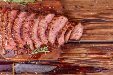 Dilimlenmiş Et Biftek Biftek Pirzolası ve Kırsal Ahşap Kesme Tahtasında Baharatlar