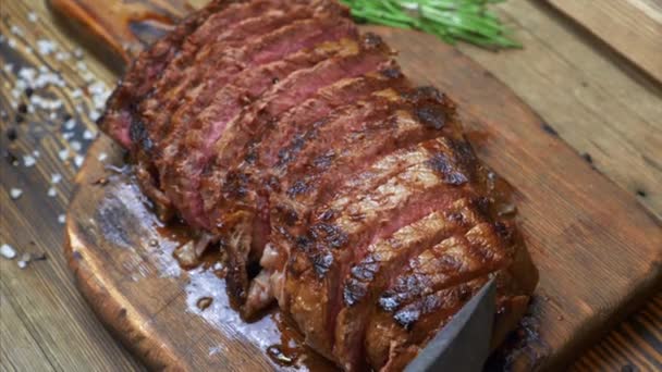 Man Hand met mes Checking van gehakte gegrilde biefstuk op snijplank — Stockvideo