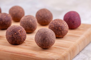 Ev Yapımı Çiğ Vegan Kakao Enerji Toplarının Kapanışı Masadaki Tahta Tepsi