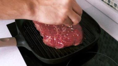 Beyaz Mutfak 'ta İnsan eli tuzlu çiğ biftek, Ev yapımı kaburga eti.