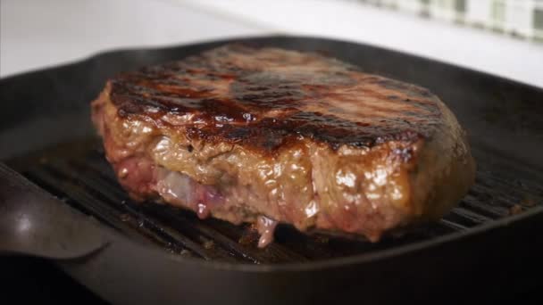 在烤架上近距离烧烤牛肉牛排，在烤架上烹调多汁肉类牛排 — 图库视频影像