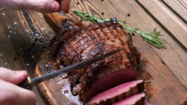 Bıçaklı Adam Eli Kesme Kurulunda Doğranmış Biftek Kontrol Etme 