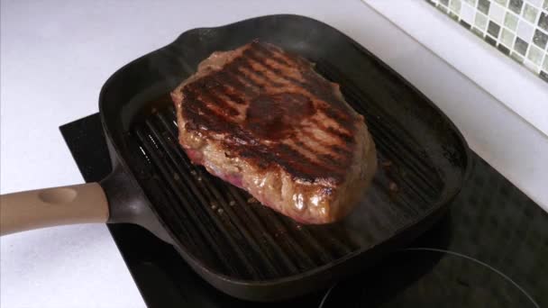 牛ステーキグリルパンでローストし、オリーブオイルで霧雨,ジューシーな肉ステーキ — ストック動画