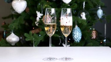 İki bardak şampanya Noel ağacı arka plan üzerinde
