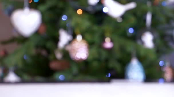 Fundo com bokeh e árvore de Natal com decorações de Ano Novo e guirlandas — Vídeo de Stock