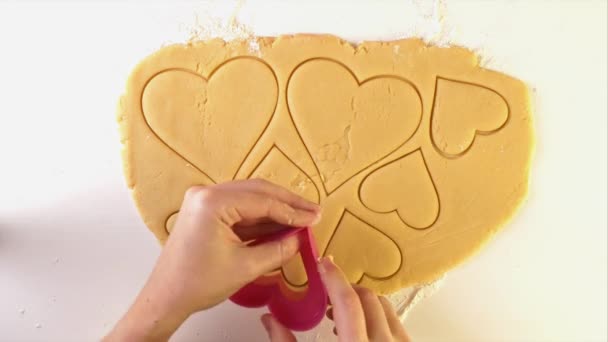 Chef cortando la masa en forma de corazón Cookie Cutter — Vídeo de stock