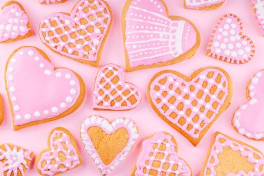 Pembe Arkaplanda El Yapımı Dekoratif Kalp Şekilli Kurabiyeler