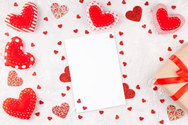 Kalpli Sevgililer Günü Arkaplanı, Kırmızı Kurdeleli Hediye Kutusu ve Boş Kart