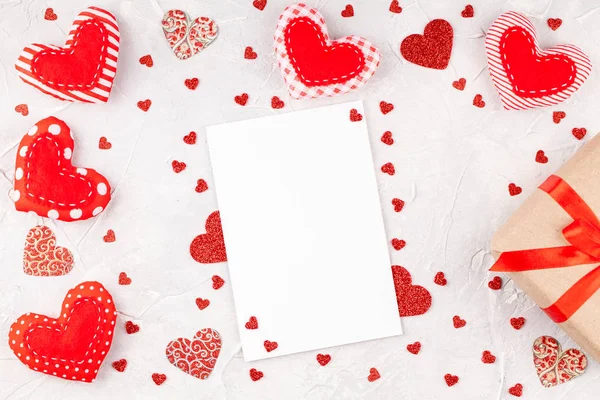 Valentýn Pozadí se srdcem, dárkové krabice s červenou stuhou a prázdné karty — Stock fotografie