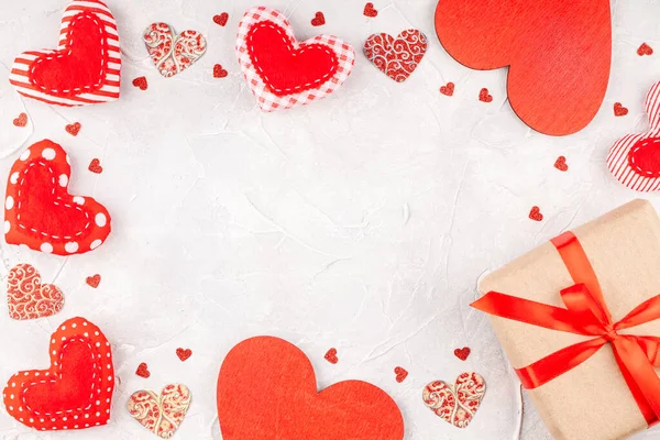 Valentýn Pozadí s ručně vyrobených srdcí a dárkové krabice s červenou stuhou luk — Stock fotografie