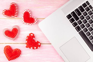 Kırmızı El Yapımı Dikilmiş Kalp Hediyesi ve Laptop 'la Sevgililer Günü Masaüstü Arkaplanı