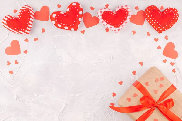 Walentynki tle z ramą z ręcznie robionych tekstyliów i serc Confetti — Zdjęcie stockowe