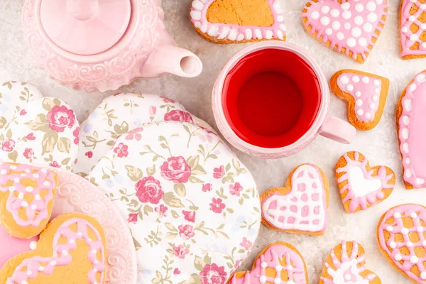 Roze Theepot met Mok, Bloemenhandschoenen en Bord van Handgemaakte Hartvormige Cookies — Stockfoto