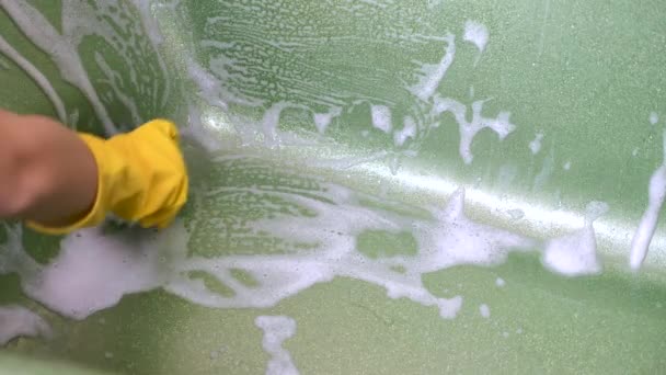 Mulher mão na luva amarela usando um pincel para limpeza InGreen Glittering Bath — Vídeo de Stock