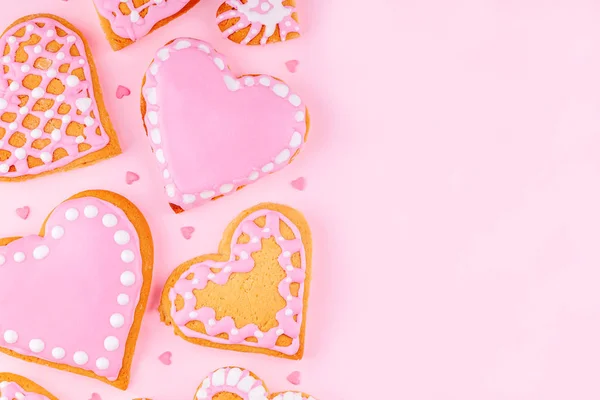 Handgemaakte geglazuurde gedecoreerde hartvormige cookies op roze achtergrond — Stockfoto
