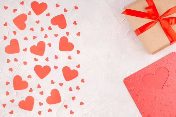 Pudełko z czerwoną wstążką łuk, Valentine Card i Confetti Paper Hearts — Zdjęcie stockowe