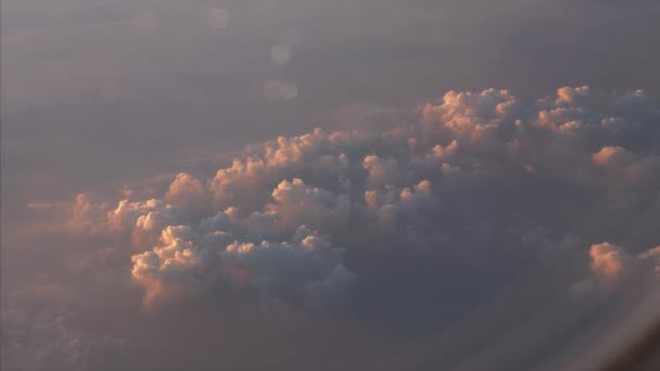Flygplan som flyger ovanför kvällsmolnen med solnedgång himmel, vy från fönstret — Stockvideo