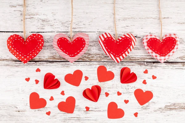 Costura corazones de almohada fila frontera de tela roja y corazones de papel con confeti — Foto de Stock