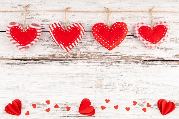 Costura corazones de almohada fila frontera de tela roja y corazones de papel con confeti — Foto de Stock