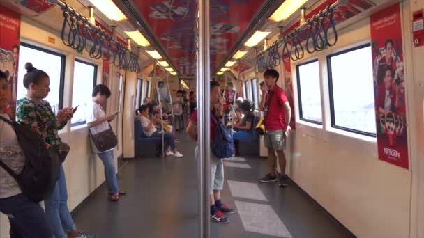 Half Empty Skytrain Γεμάτο με επιβάτες που χρησιμοποιούν τηλέφωνα στην Μπανγκόκ — Αρχείο Βίντεο