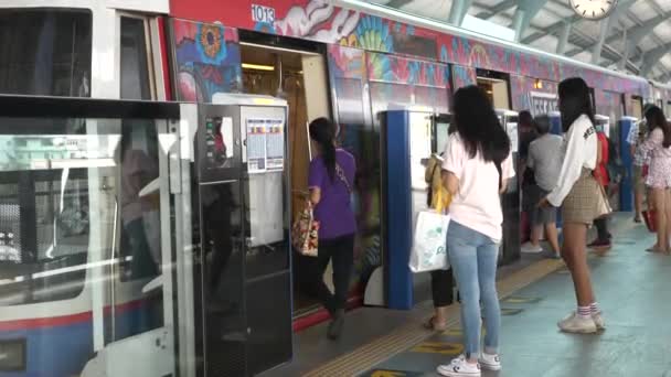Ασιάτες στο σταθμό Skytrain του μετρό πάνω από το έδαφος Μπείτε σε ανοιχτές πόρτες — Αρχείο Βίντεο