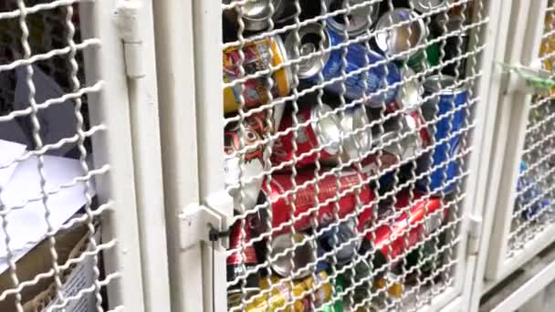 Papel, metal, plástico e vidro classificados em lixeiras em Bangkok, Tailândia — Vídeo de Stock