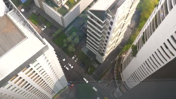 Vista aérea desde la ventana con carretera y coches de conducción desde el rascacielos en Bangkok — Vídeo de stock