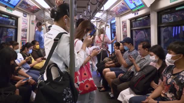 Menschen in U-Bahn mit Schutzmasken zum Schutz vor Coronavirus 2019-ncov — Stockvideo