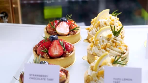 Close Up van mooie aardbeien bessen en citroentaarten tentoongesteld in de bakkerij — Stockvideo