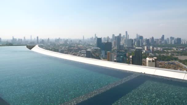 Piscina azul en la azotea del apartamento de lujo con vistas al horizonte de la ciudad — Vídeo de stock