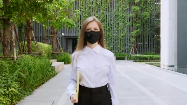 Ochrona przed chińskim koronawirusem. Biznes kobieta noszenie maski zdrowia — Wideo stockowe