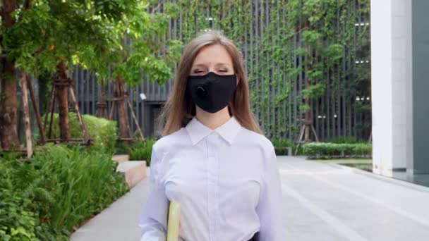 Ochrana proti čínskému koronaviru. Business Woman Wearing Health Mask — Stock video