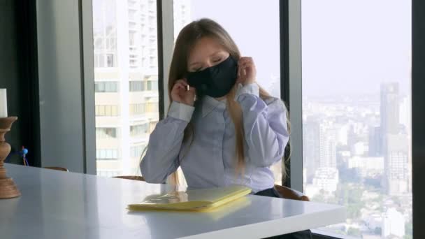 Proteção contra o Coronavírus Chinês. Mulher de negócios tirar máscara de saúde — Vídeo de Stock