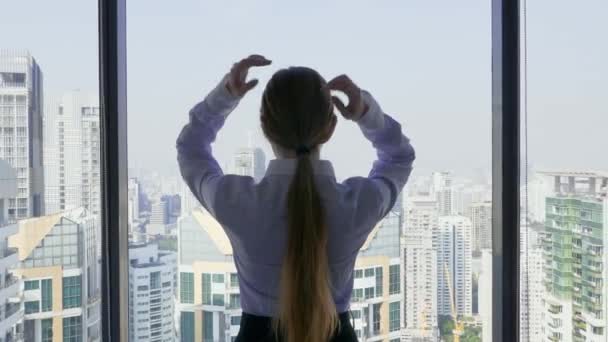 Business Woman with Long Hair Take Off the Scrunchy and Lightly Shakes Her Hair — 图库视频影像