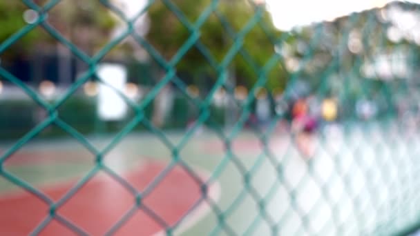 Fondo desenfocado borroso con patio de recreo de baloncesto y jugadores en él — Vídeos de Stock