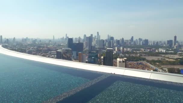 Piscina blu sul tetto del Luxury Apartment si affaccia sulla città Skyline — Video Stock