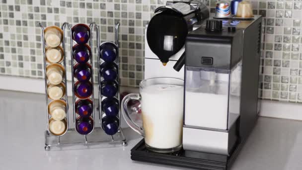 Uomo mano tira fuori la tazza di vetro trasparente con fatto in casa Latte o cappuccino — Video Stock