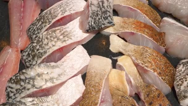 Filé de peixe marinho fatiado diferente colocado na mostra no supermercado — Vídeo de Stock
