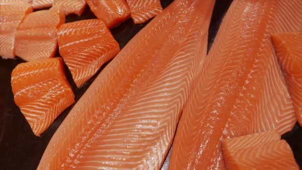 Primer plano del filete de salmón fresco en exhibición en la tienda de comestibles — Vídeos de Stock