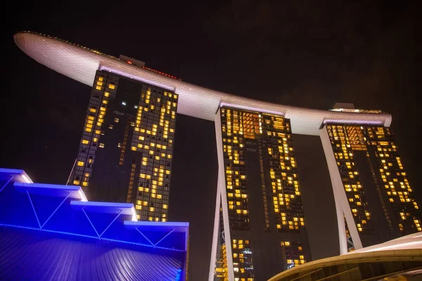 Skyline of Singapore Marina Bay w nocy z luksusowym Marina Bay Sands Hotel — Zdjęcie stockowe