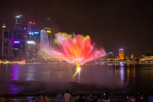 Night Laser Show of Fountains em Singapura Perto da Marina Bay Sands Hotel — Fotografia de Stock