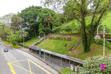 Green Lawn 'daki Fort Canning Park tabelasında Yol kenarındaki Tropikal Ağaçlar ve Arabalar