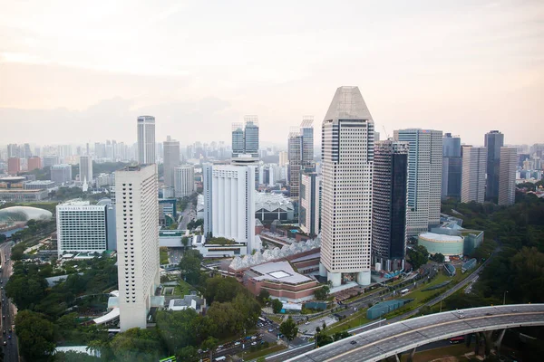 Vista de cima na paisagem urbana de Singapura com arranha-céus e estrada — Fotografia de Stock