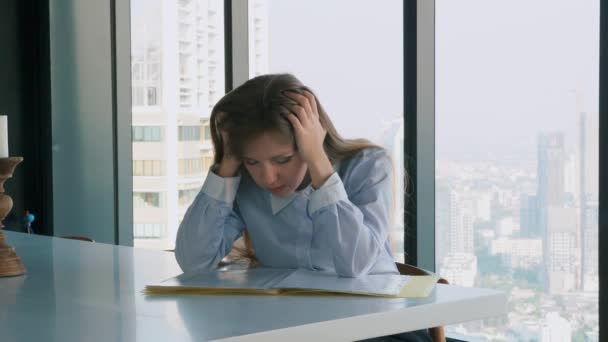 Üzücü İş Kadını Başını Tutuyor ve Belgeleri Olan Dizine Bakıyor — Stok video