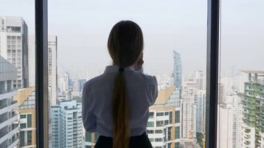 Akıllı Telefonlu İş Kadını Ofisteki Müşteriyle Konuşuyor ve Pencereye Bakıyor