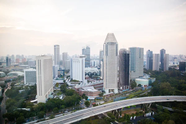 从上往下看新加坡的摩天大楼及道路景观 — 图库照片
