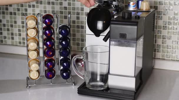 Man Hand zet capsule in Espresso koffiezetapparaat Machine en druk op de knop Start — Stockvideo