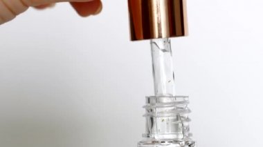  Beyaz Arkaplanda Kozmetik Borudan Düşen Altın Damlalı Serum