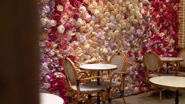 Restaurante floral de moda con hermosa pared con rosas rosadas para fotos — Vídeo de stock